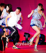 组图：韩歌手PSY釜山演唱会大跳《江南Style》