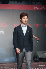 组图：陈柏霖鼓励选手自信 理想情人要独一无二