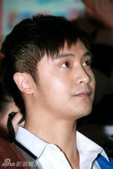 幻灯：田亮出席《雷锋》小说首发 公益捐书20万