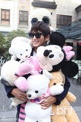 组图：韩星朴施厚抱玩偶街头卖萌开心似孩童