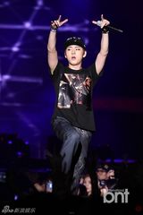 组图：朴宰范等参加HIPHOP音乐节引爆火热现场