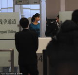 组图：倪妮机场素颜如路人 遭遇脱鞋检查无奈配合