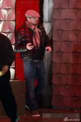 组图：莱昂纳多现身夜店喝高 东倒西歪靠墙站