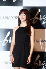 高清组图：韩片《26年》试映 任瑟雍架拐出席