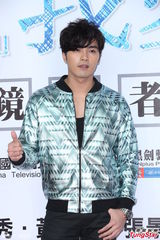 组图：贺军翔挑战出演单亲老爸造型颓废风