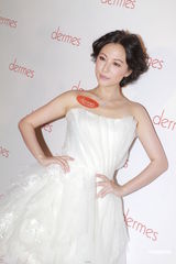 组图：刘心悠婚纱礼服亮相 卓韵芝自曝做“蟹民”