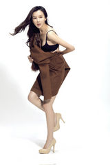 组图：孙菲菲内衣上阵拍写真 曼妙身材大展迷人风情