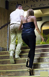 组图：朱莉性感吊带与皮特大方牵手恩爱放闪