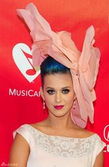 高清图：凯蒂-佩里头顶大花亮相格莱美预热活动