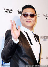 组图：鸟叔亮相拉斯维加斯 皮装墨镜酷劲十足