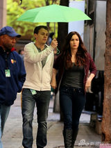 组图：梅根产后收起性感 现身《忍者神龟》片场