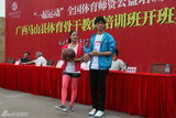 组图：黄英谭杰希与南宁师生一起运动 唱响体育公益