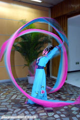 组图：众星亮相央视春晚第四次彩排 董洁卷发优雅