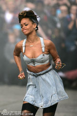 组图：蕾哈娜穿比基尼拍摄mv 扮叛逆少女街头狂奔