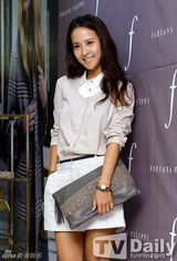 组图：韩星赵茹珍李泰兰等演绎秋季优美时装