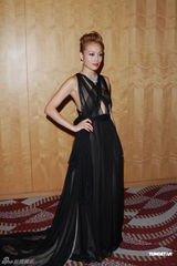 组图：容祖儿透视装助阵新片首映 谢霆锋捧场