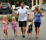 组图：施瓦辛格与神秘女约会 携三小孩如一家人