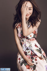 组图：杨蓉曝光春日写真 繁花锦簇娇美动人