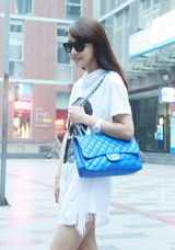 组图：贾青街拍骷髅头图案上衣搭潮包