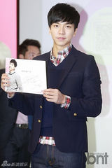 组图：韩星李升基现身签名会 吐舌大笑心情好