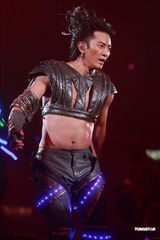 组图：郑伊健开唱遭催婚 女友蒙嘉慧到场欣赏