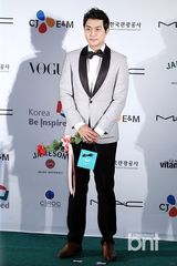 组图：韩孝珠玉泽演等众星亮相釜山电影节蓝毯