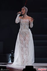 组图：丁当开唱险出事故 与徐佳莹女女亲吻