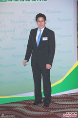 组图：霍启刚升级当爸满面笑容