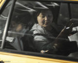 组图：张静初深夜挎包外出 戴眼镜装扮知性