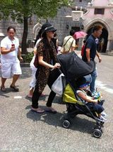 组图：Lucas8月2日5周岁 张柏芝携二子游乐场庆生