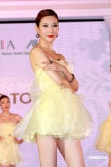 幻灯图：熊黛林超短裙装性感亮相 不慎露底走光