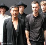 组图：廖凡亮相巴黎时装周 与老佛爷同场看SHOW