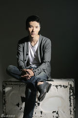 组图：李泰全新写真 尽展轻熟绅士魅力