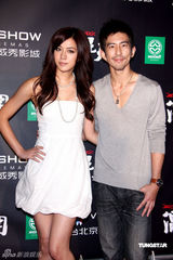 《混混天团》首映 众姝竞艳立威廉秀腹肌(组图)