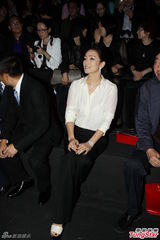 高清图：巩俐白衣黑裤亮相时装周 透露筹备新作