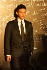 组图：陆毅出席品牌活动显成熟男性魅力