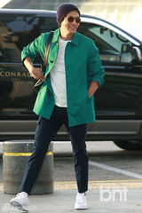 组图：韩星权相佑赴美参加时装展 绿衫潇洒帅气