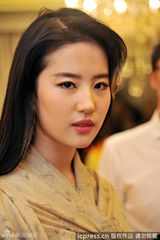 组图：刘亦菲身材发福变大妈 20分钟捞金百万