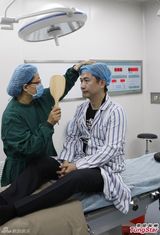 组图：48岁黄舒骏为24岁娇妻微整形回春