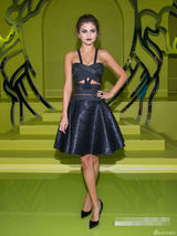 组图：赛琳娜黑唇亮相秀场 爆乳性感与帅哥热聊