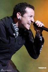 幻灯图：林肯公园主唱切斯特携新团台北激情开唱