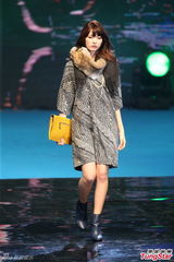 板野友美劲歌热舞High翻天 三浦春马玩“快闪”