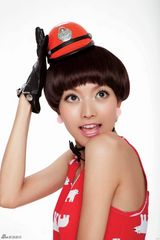 幻灯图集：人气歌手叶熙祺剪去长发化身曼谷女警