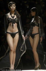 组图：中国内衣赛 嫩模穿薄纱秀臀春光无限