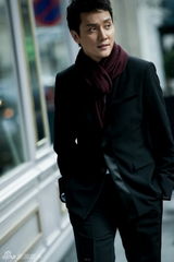 组图：冯绍峰漫步巴黎街头展招牌式微笑