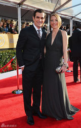 组图：19届演员工会奖举行 女星各色长裙PK红毯