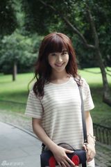 组图：李菲儿街拍白色连身裙搭配裸色牛津鞋