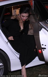 组图：黄奕大浓妆出席活动 俯身下车走光露内衣