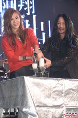 组图：乱弹阿翔蕾丝装宣传新歌 蔡健雅现场支持