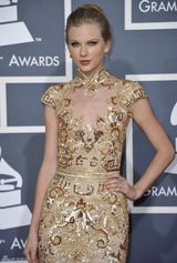 高清图：格莱美红毯泰勒-斯威夫特亮相俏丽可人
